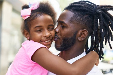 Téléchargez les photos : Père et fille souriant confiants s'embrassant et s'embrassant dans la rue - en image libre de droit