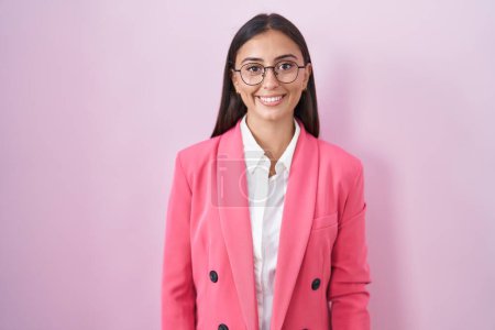 Téléchargez les photos : Jeune femme hispanique portant des vêtements de travail et des lunettes avec un sourire heureux et cool sur le visage. chanceux. - en image libre de droit