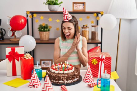 Téléchargez les photos : Young beautiful hispanic woman celebrating birthday sitting on table at home - en image libre de droit