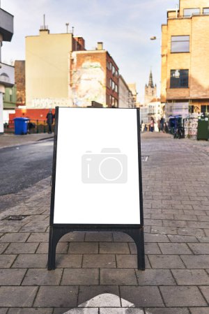 Téléchargez les photos : SIngle vide bannière vierge à la rue - en image libre de droit