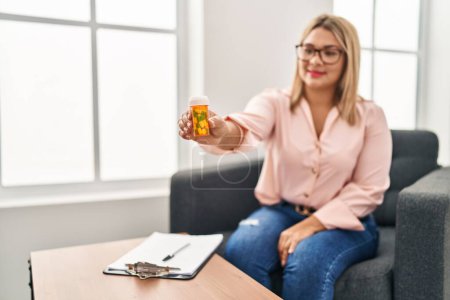 Téléchargez les photos : Young hispanic woman having psychology session prescribe pills psychology center - en image libre de droit