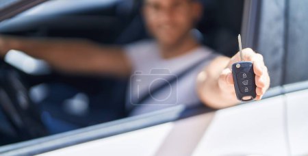 Téléchargez les photos : Young caucasian man smiling confident holding key of new car at street - en image libre de droit
