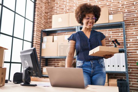 Téléchargez les photos : Femme afro-américaine e-commerce travailleur d'affaires en utilisant un forfait d'exploitation d'ordinateur portable au bureau - en image libre de droit