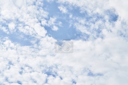 Foto de Hermoso cielo azul con nubes en un día soleado - Imagen libre de derechos