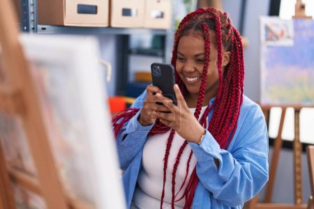 Téléchargez les photos : African american woman artist smiling confident make photo to draw at art studio - en image libre de droit