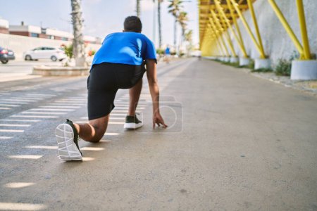 Téléchargez les photos : Jeune homme hispanique prêt à courir une course en plein air - en image libre de droit
