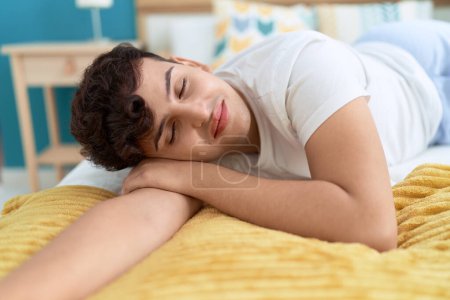 Téléchargez les photos : Non binary man smiling confident lying on bed at bedroom - en image libre de droit