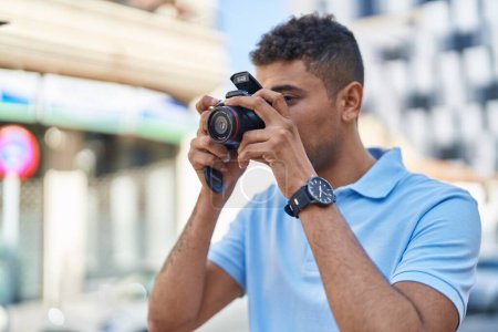 Téléchargez les photos : Afro-Américain utilisant une caméra professionnelle à la rue - en image libre de droit