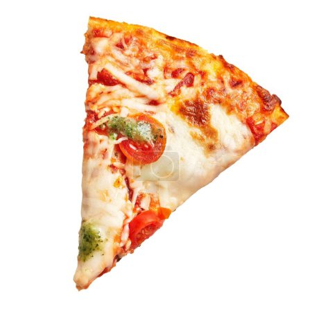 Téléchargez les photos : Délicieuse tranche de pizza italienne caprese sur fond blanc isolé - en image libre de droit