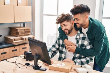 Foto de Joven pareja comercio electrónico trabajadores de negocios abrazándose unos a otros trabajando en la oficina - Imagen libre de derechos