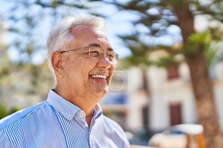 Téléchargez les photos : Senior man smiling confident standing at park - en image libre de droit