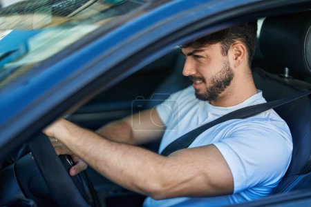 Téléchargez les photos : Young hispanic man smiling confident driving car at street - en image libre de droit