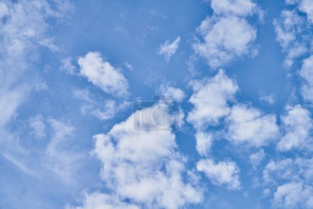 Téléchargez les photos : Ciel bleu béatifique avec des nuages par une journée ensoleillée - en image libre de droit