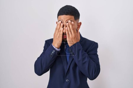 Téléchargez les photos : Young hispanic man wearing business suit and tie rubbing eyes for fatigue and headache, sleepy and tired expression. vision problem - en image libre de droit