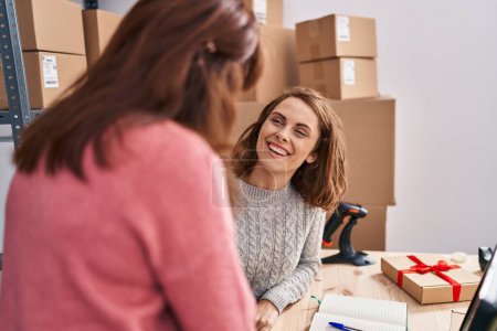 Téléchargez les photos : Two women ecommerce business workers smiling confident shake hands at office - en image libre de droit