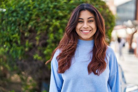 Téléchargez les photos : Jeune femme hispanique souriant confiance debout au parc - en image libre de droit