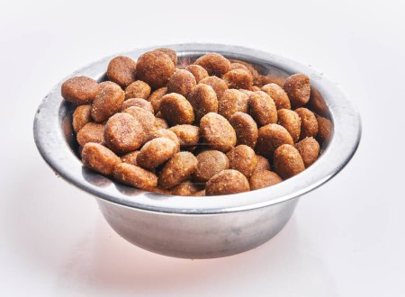 Foto de Delicioso tazón de bolas de comida para perros sobre fondo blanco aislado - Imagen libre de derechos