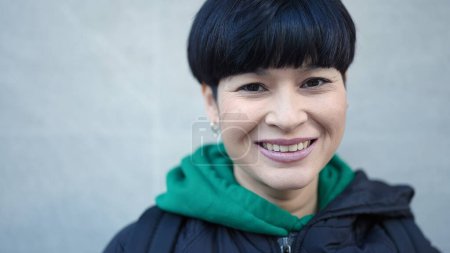 Téléchargez les photos : Young chinese woman smiling confident standing at street - en image libre de droit