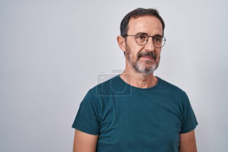 Foto de Middle age man standing with serious expression over isolated white background - Imagen libre de derechos