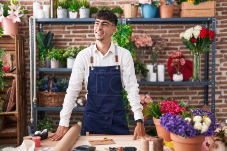 Foto de Young hispanic man florist smiling confident standing at florist - Imagen libre de derechos
