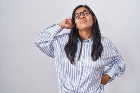 Foto de Mujer hispana joven con gafas que se extienden hacia atrás, cansada y relajada, somnolienta y bostezando por la mañana temprano - Imagen libre de derechos