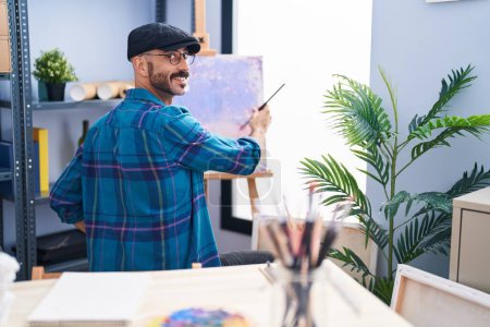 Téléchargez les photos : Young hispanic man artist smiling confident drawing at art studio - en image libre de droit
