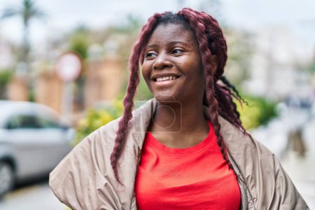 Téléchargez les photos : African american woman smiling confident looking to the side at street - en image libre de droit