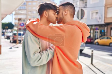 Téléchargez les photos : Deux couple homme s'embrassant et s'embrassant dans la rue - en image libre de droit