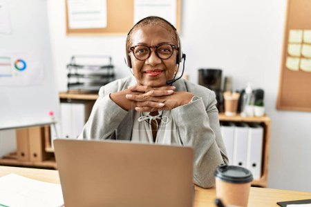 Foto de Mujer afroamericana mayor agente de centro de llamadas que trabaja en la oficina - Imagen libre de derechos