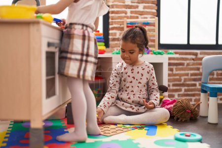 Téléchargez les photos : Deux enfants jouent avec la cuisine de jeu et les mathématiques jeu de puzzle à la maternelle - en image libre de droit