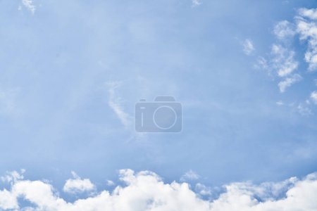Foto de Hermoso cielo azul con nubes en un día soleado - Imagen libre de derechos