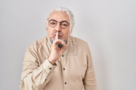 Téléchargez les photos : Middle age man with grey hair standing over isolated background asking to be quiet with finger on lips. silence and secret concept. - en image libre de droit
