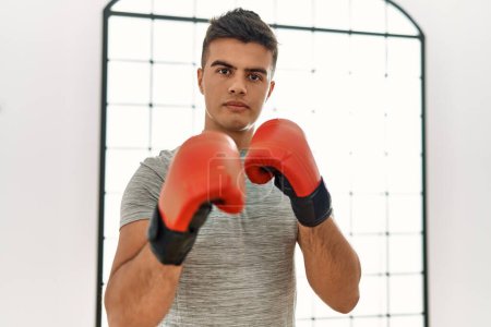Téléchargez les photos : Jeune homme hispanique boxe au centre sportif - en image libre de droit