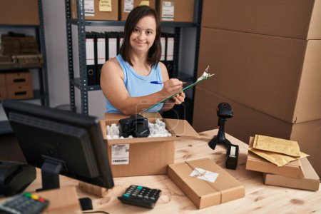 Foto de Síndrome de Down mujer comercio electrónico trabajador de negocios que trabaja en la oficina - Imagen libre de derechos