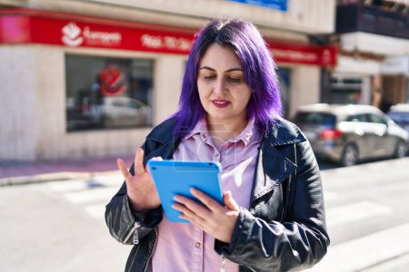 Téléchargez les photos : Young beautiful plus size woman smiling confident using touchpad at street - en image libre de droit
