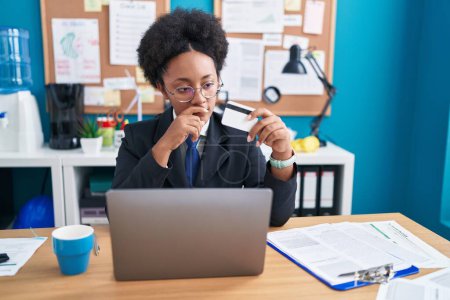 Téléchargez les photos : African american woman business worker using laptop and credit card at office - en image libre de droit