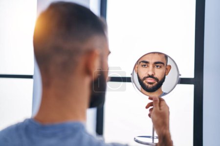 Téléchargez les photos : Young hispanic man looking face on mirror at home - en image libre de droit