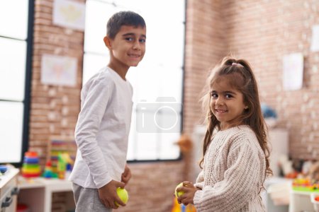 Téléchargez les photos : Frère et sœur souriants confiants jouer au bowling à la maternelle - en image libre de droit