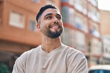 Téléchargez les photos : Young arab man smiling confident standing at street - en image libre de droit
