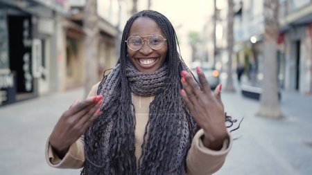 Téléchargez les photos : Femme africaine souriante confiante demandant à venir à la rue - en image libre de droit