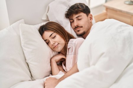 Mand et femme couple couché sur le lit dormir dans la chambre