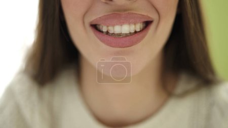 Téléchargez les photos : Jeune belle femme hispanique portant aligneur invisible riant à la maison - en image libre de droit