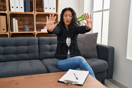 Téléchargez les photos : Young asian woman at consultation office doing stop gesture with hands palms, angry and frustration expression - en image libre de droit
