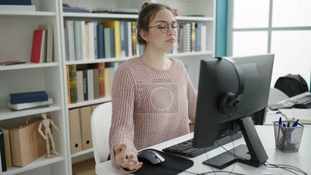 Foto de Joven hermosa estudiante hispana usando computadora haciendo ejercicio de yoga en la universidad de la biblioteca - Imagen libre de derechos