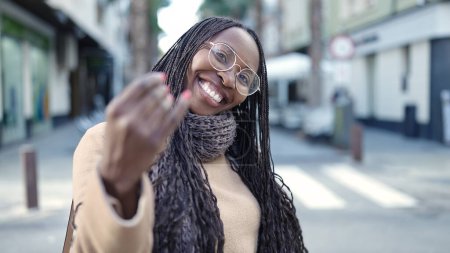 Téléchargez les photos : Femme africaine souriante confiante demandant à venir à la rue - en image libre de droit