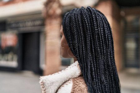 Téléchargez les photos : Femme afro-américaine debout sur la vue de derrière à la rue - en image libre de droit