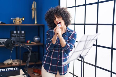 Téléchargez les photos : Young middle east woman artist singing song at music studio - en image libre de droit