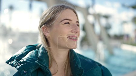 Téléchargez les photos : Young blonde woman smiling confident showing braces at park - en image libre de droit