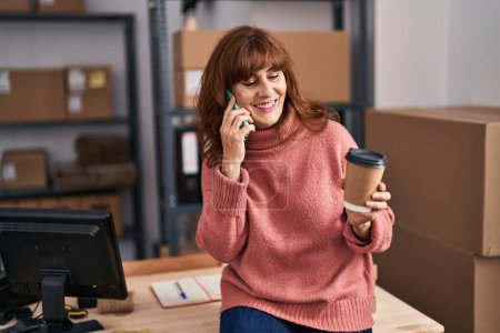 Téléchargez les photos : Middle age woman ecommerce business worker talking on the smartphone at office - en image libre de droit