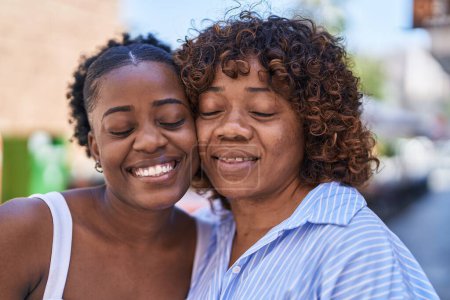 Téléchargez les photos : African american women mother and daughter standing together at street - en image libre de droit